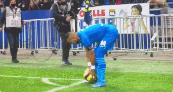 对球迷的嘘声竖大拇指，林德洛夫：如果他们生气，我表示道歉（面对嘘声竖拇指，林德洛夫：若让球迷生气，我表示歉意）