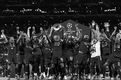 德甲战报：伯克特双响，卡明斯基闪击，法兰克福4-3险胜科隆（德甲焦点战：伯克特梅开二度，卡明斯基闪电破门，法兰克福4-3险胜科隆）