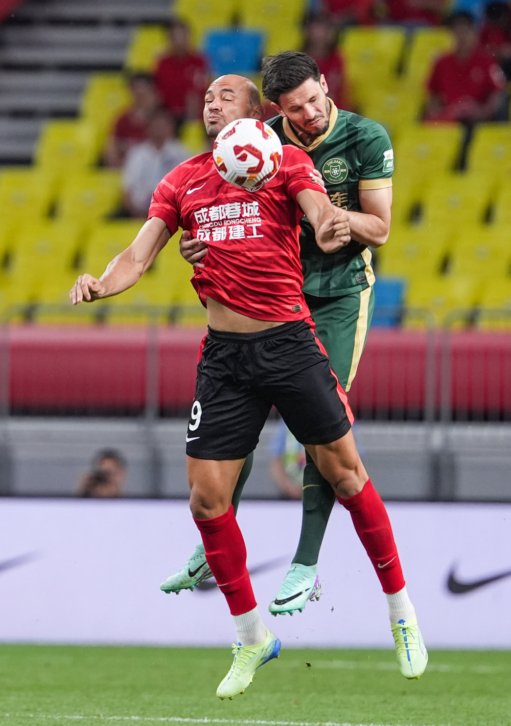 范佩西首次征召儿子进入费耶诺德比赛名单，但并未安排他出场（范佩西首次将儿子列入费耶诺德大名单，未获出场机会）