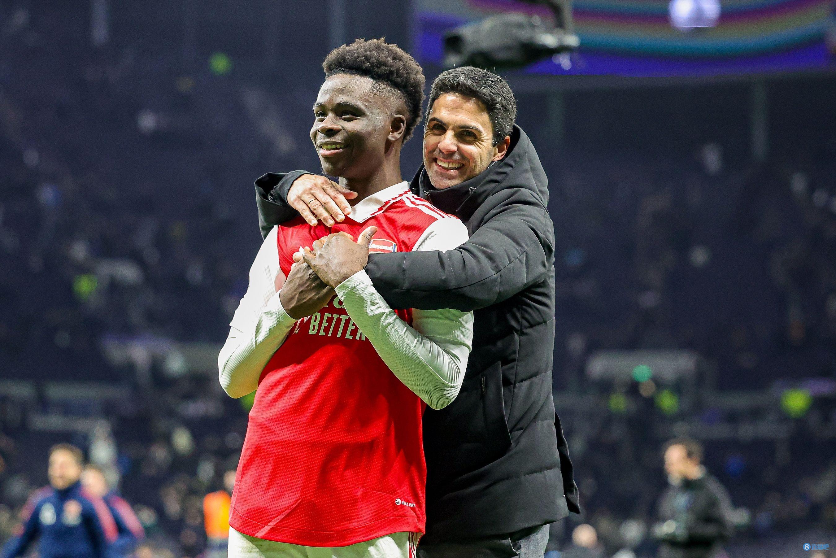 被赠送云达不莱梅印有8号的球衣，克罗斯：这是合同报价吗（获赠云达不莱梅8号战袍，克罗斯调侃：这算报价吗？）