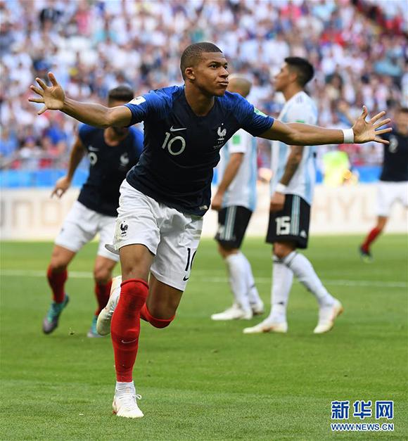 阿图什杯球员进球后跑上看台给母亲献花，后两黄变一红被罚下（阿图什杯球员破门后上看台为母献花，随后两黄变红被罚出场）