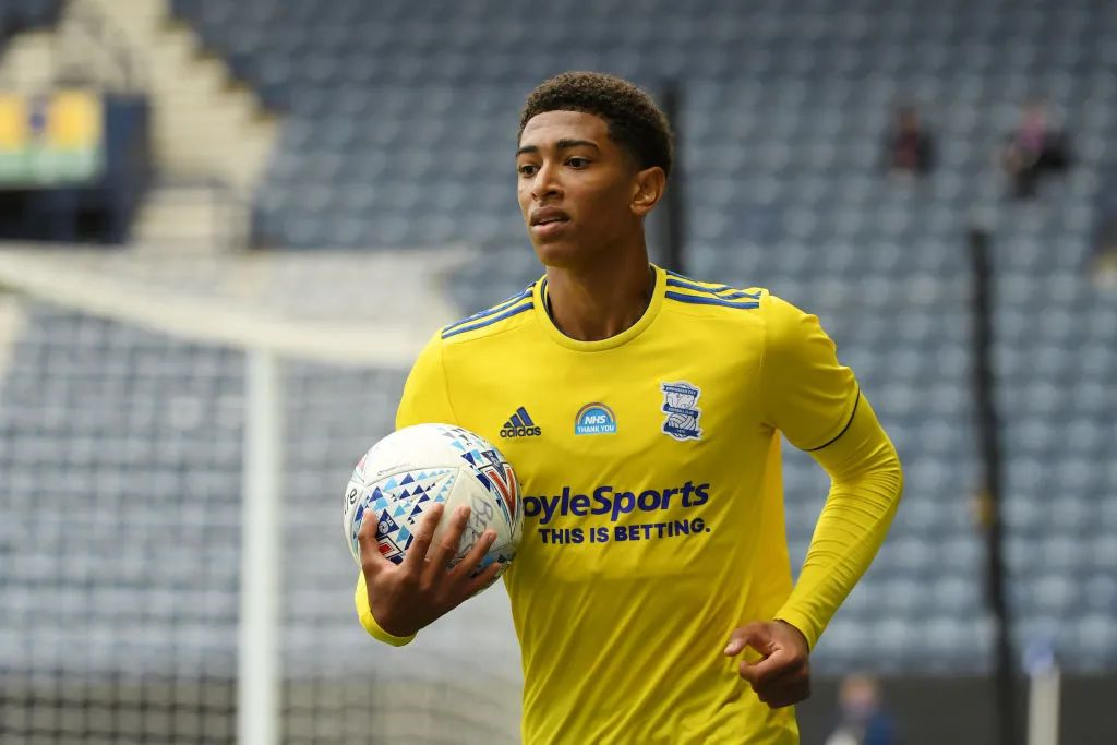 曼联冬窗按兵不动，明夏主攻防守型中场！（曼联冬窗暂缓出手，夏窗主攻防守型中场）