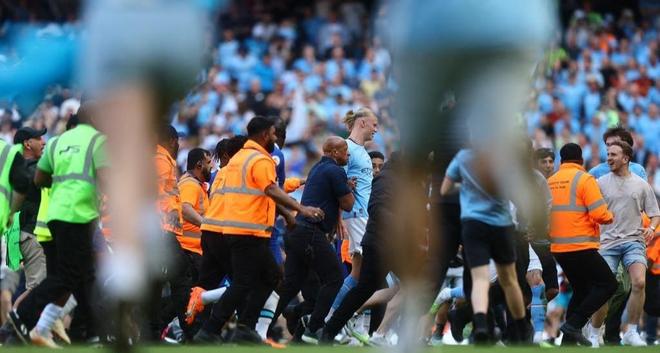 德转解释巴萨身价变动：拉菲尼亚下调因为年龄且伤缺一段时间（德转解读巴萨身价调整：拉菲尼亚因年龄增长及伤停遭下调）