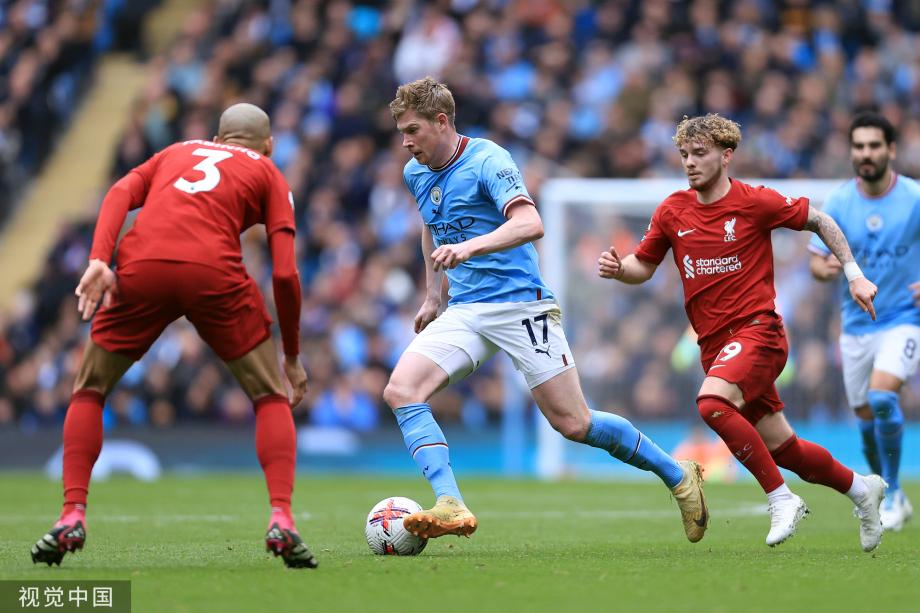 球星晒更衣室照，队内氛围引关注（球星分享更衣室照，团队氛围备受关注）