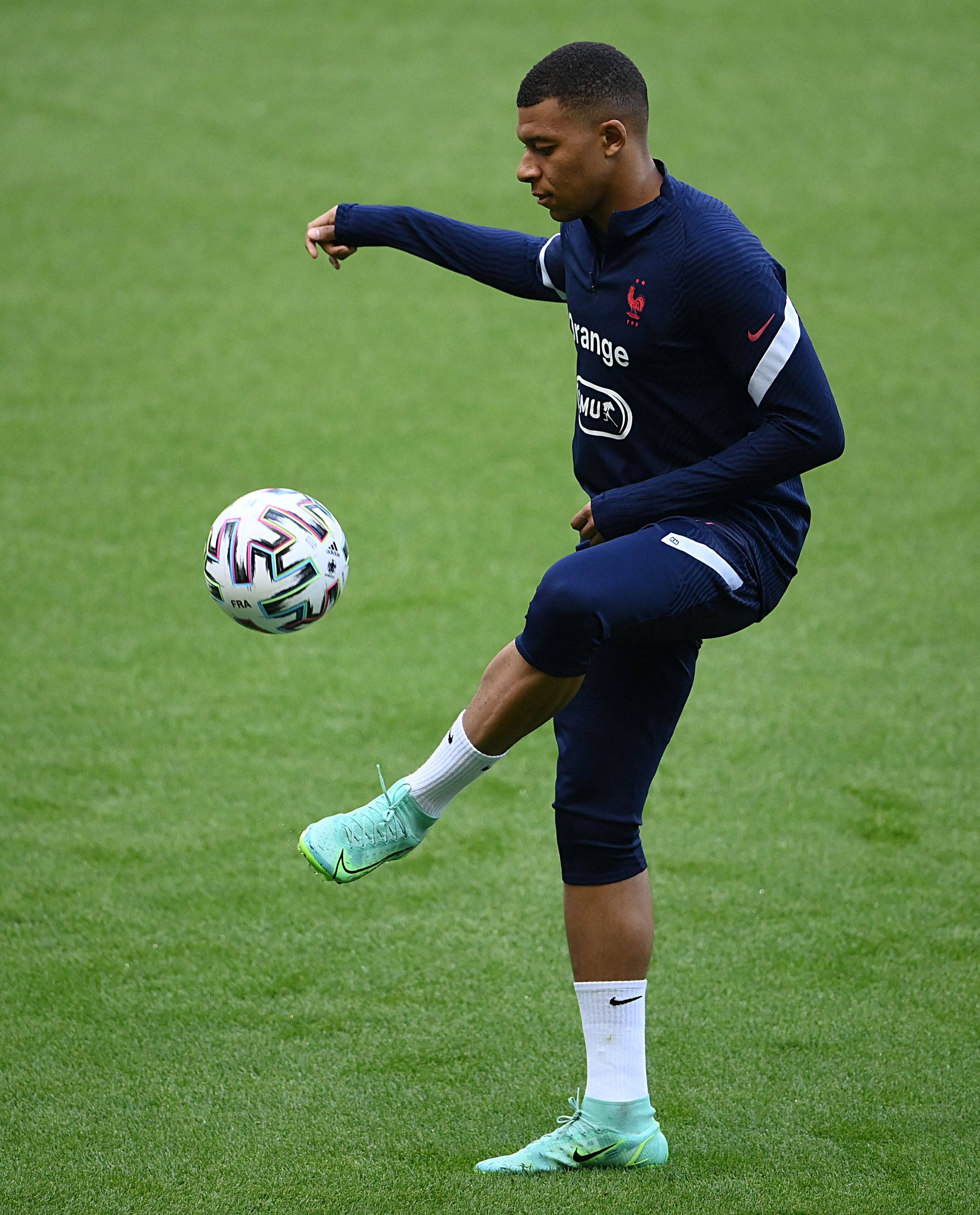 亚马尔被换下后不太高兴？弗里克打趣：下场我就让亚马尔替补（亚马尔被换后显不悦？弗里克笑称：下一场让他坐替补）