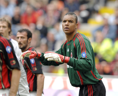 今晚会上吗？记者：姆巴佩赛前没和其他替补球员一起热身（今晚会出场吗？记者称姆巴佩赛前未与其他替补共同热身）