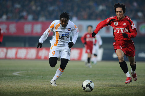 安东内拉偶遇网红街头采访：你是做什么工作的（安东内拉街头巧遇网红采访，被问从事何职）