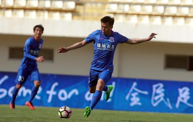 别把跑车当坦克！莱奥转型中锋，是补了短板却废了武功？（别拿跑车去撞坦克！莱奥改踢中锋，是扬长避短还是自废武功？）