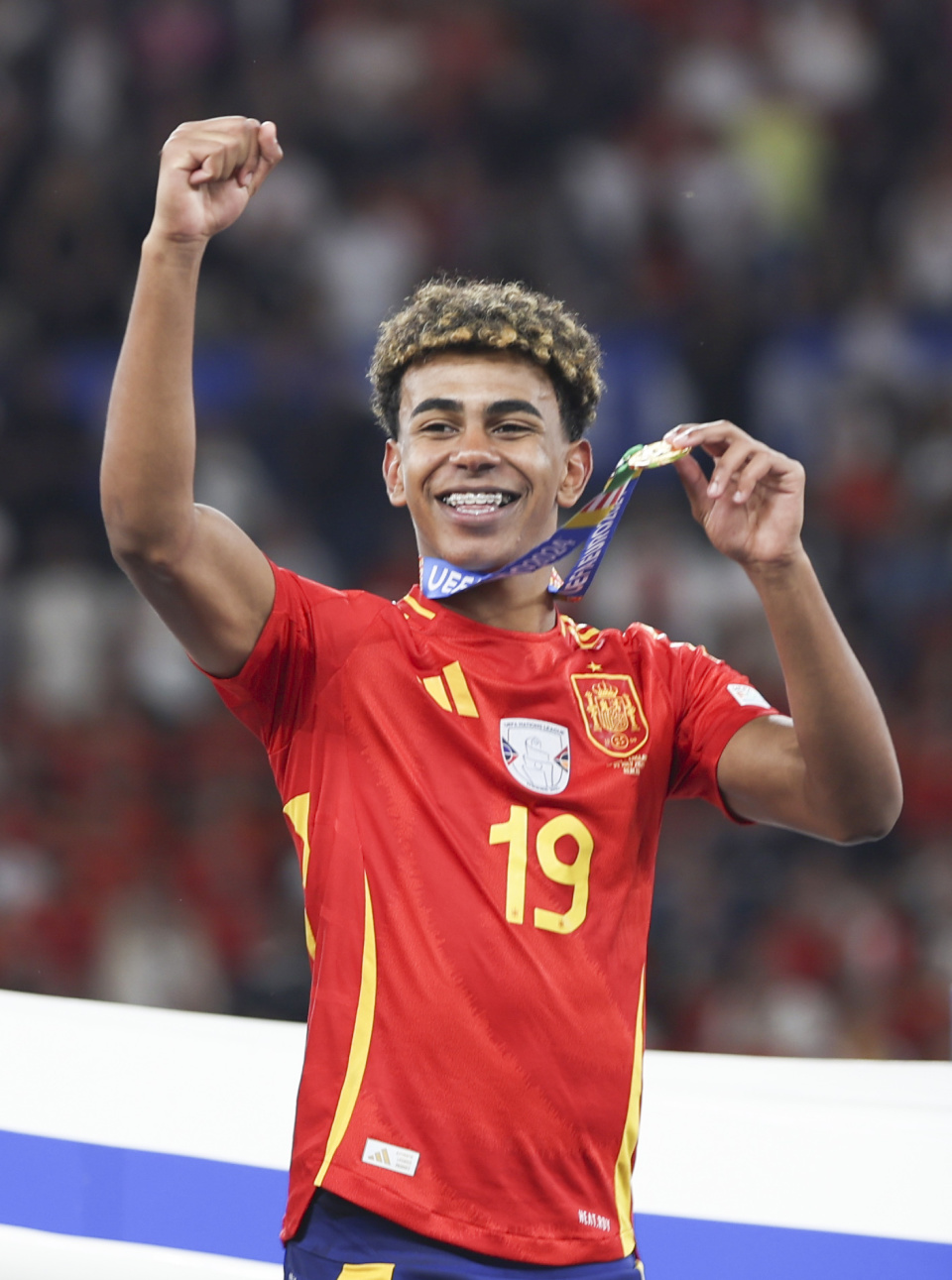 阿森西奥带女友重返伯纳乌，与齐达内一同观看了NFL比赛（阿森西奥携女友回到伯纳乌，与齐达内同场观战NFL）