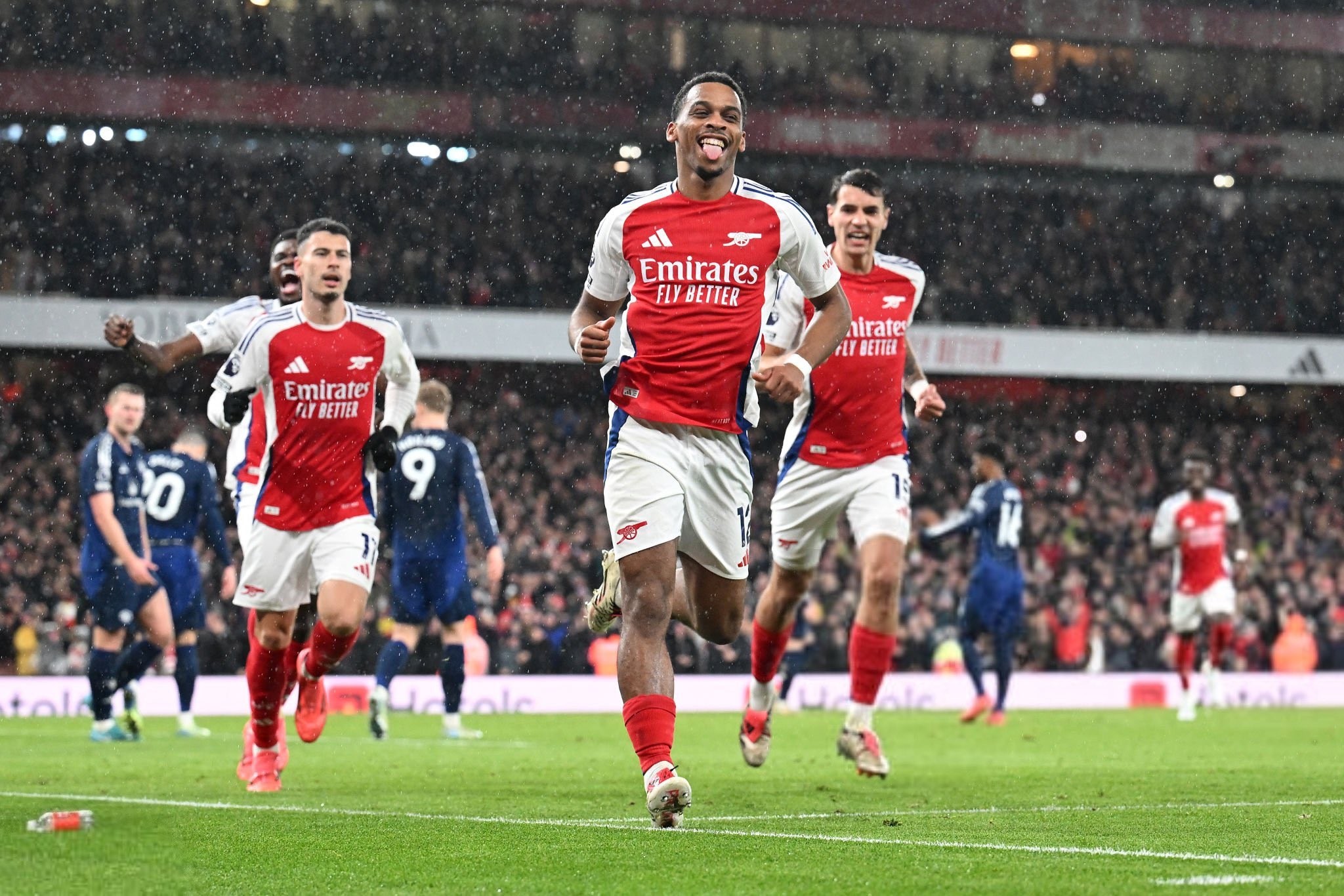 TA：皇马寻求引进后卫和中场；他们愿听取对罗德里戈的报价（TA：皇马计划补强后防与中场，并愿意听取罗德里戈的转会报价）