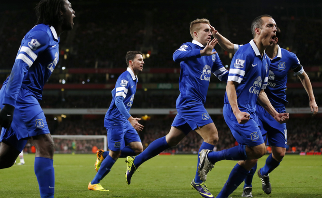 伊宁队问鼎2025年“喀什杯”李景亮现身现场和球员共跳新疆舞庆祝（2025年“喀什杯”伊宁队夺冠，李景亮到场与球员共跳新疆舞庆祝）