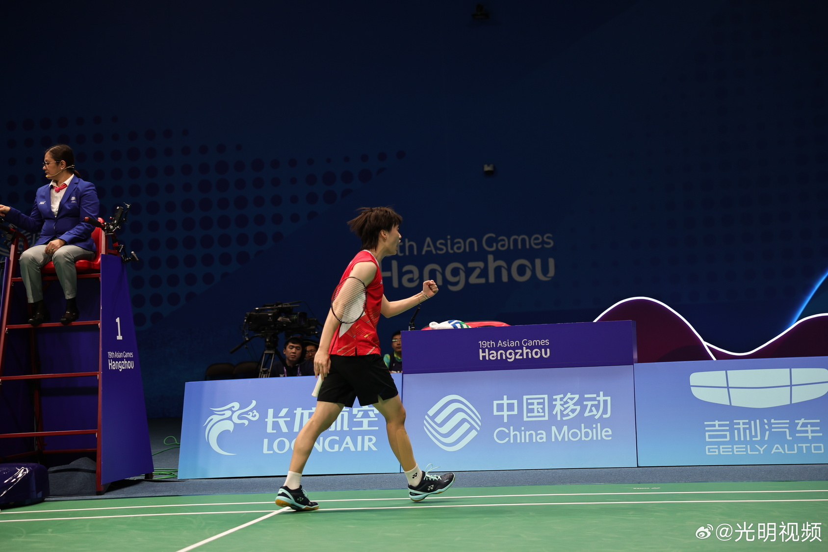 极朝向一个 极朝向一个